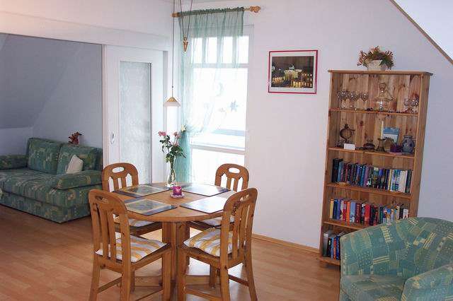 Wohnzimmer, lichtdurchflutet 