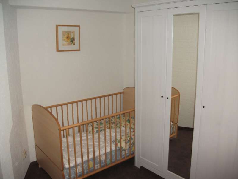 Schlafzimmer mit Kinderbett