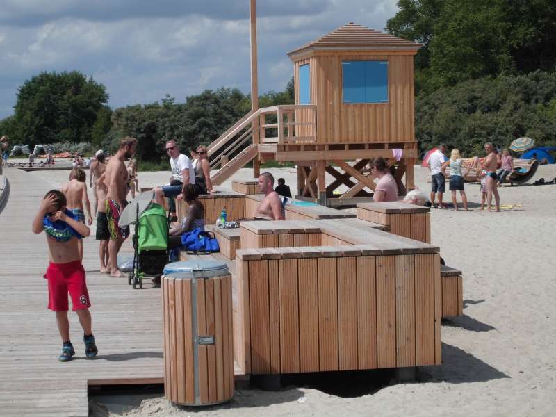 Strand mit Holzpromenade