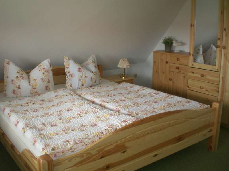Das Doppelbett im Schlafzimmer