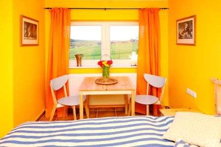 Schlafzimmer orange-gelb