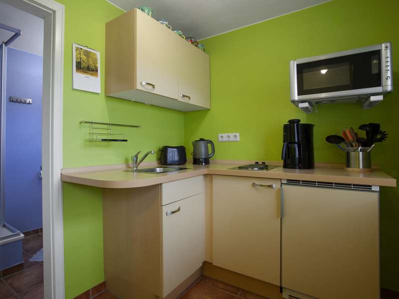 Küchenzeile neongrüne Wand