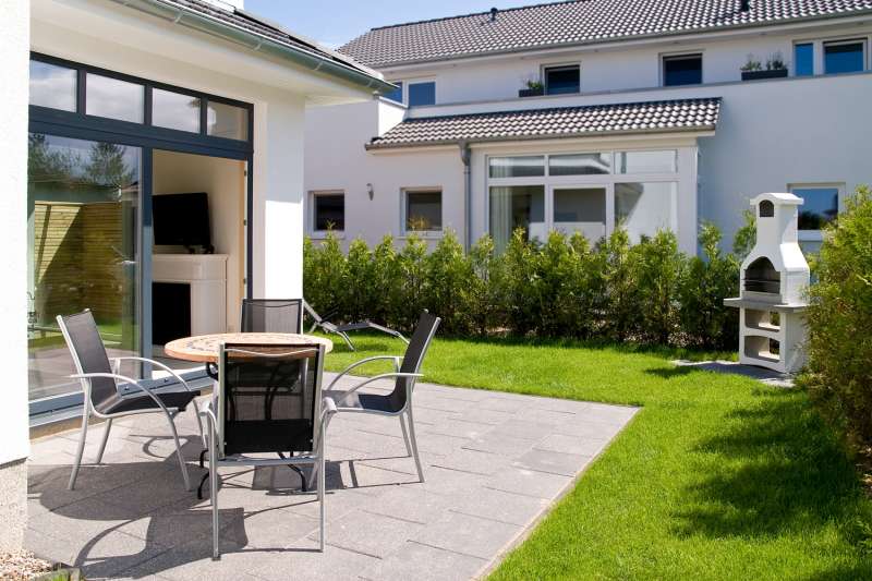 Terrasse mit Garten und Grill - Bildergalerie: Ostsee Ferienwohnung mit