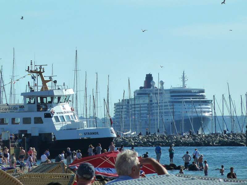 Kreuzfahrer vor Laboe