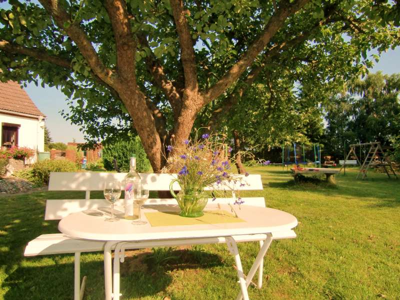 Romantisch sitzen i. Garten