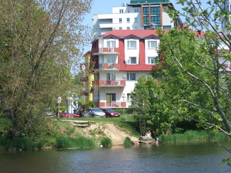 Blick von Brücke auf Haus