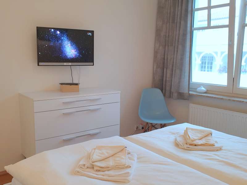 Flachbild-TV im Schlafzimmer