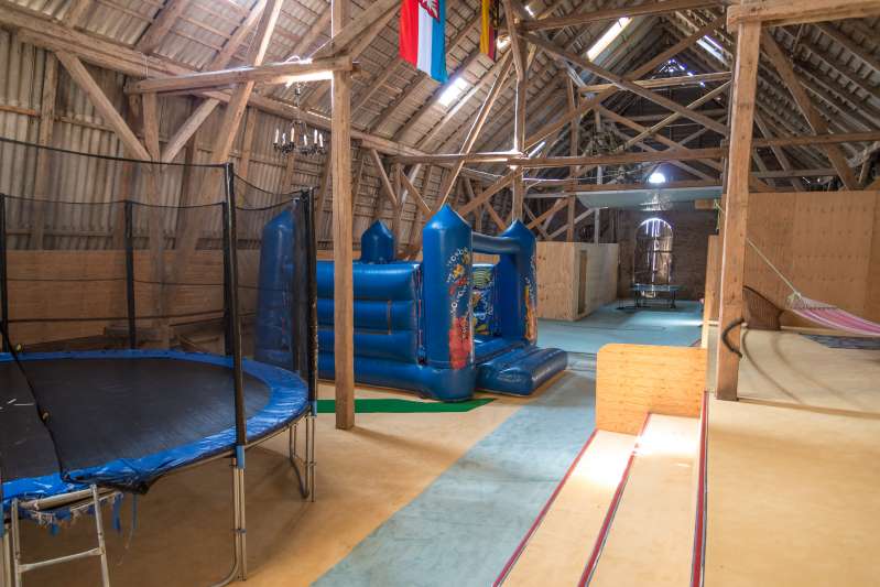 Indoor Hüpfburg & Trampolin