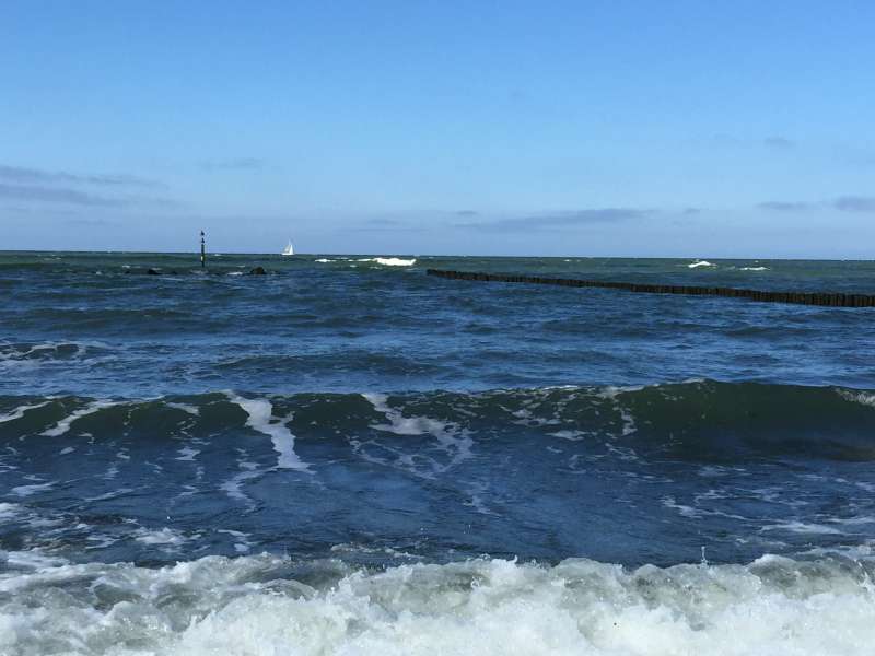 Strand mit Wellengang