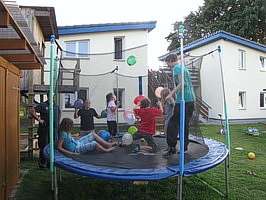 Trampolin im Garten