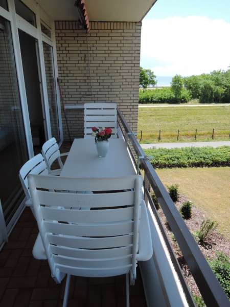 Balkon mit Gartenstühlen