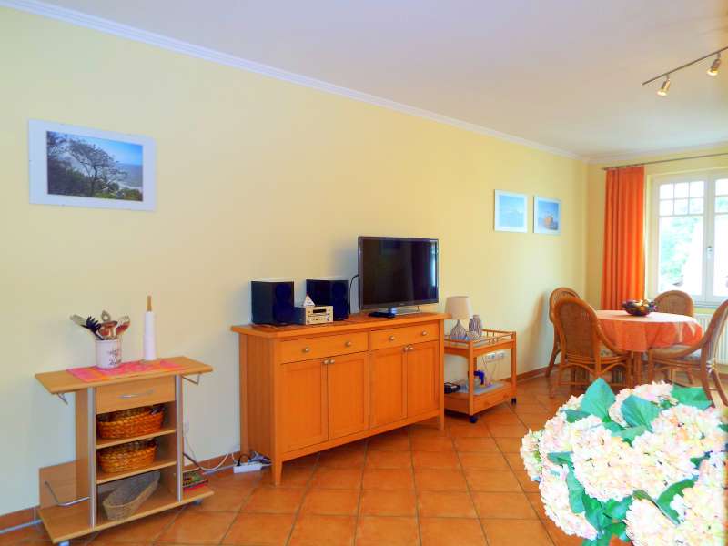 Esstisch im Wohnzimmer - Bildergalerie: Ferienwohnungen Binz 2-Raum