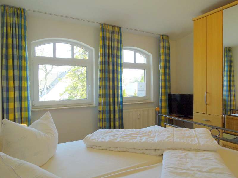 1.Schlafzimmer TV u. Schrank - Bildergalerie: Ferienwohnungen Binz