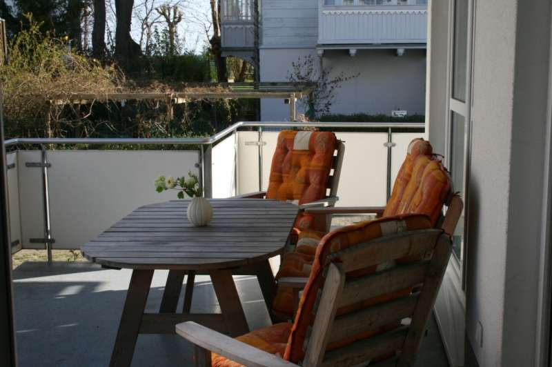 Stühle auf der Terrasse - Bildergalerie: Ferienhaus Binz Ferienwohnung