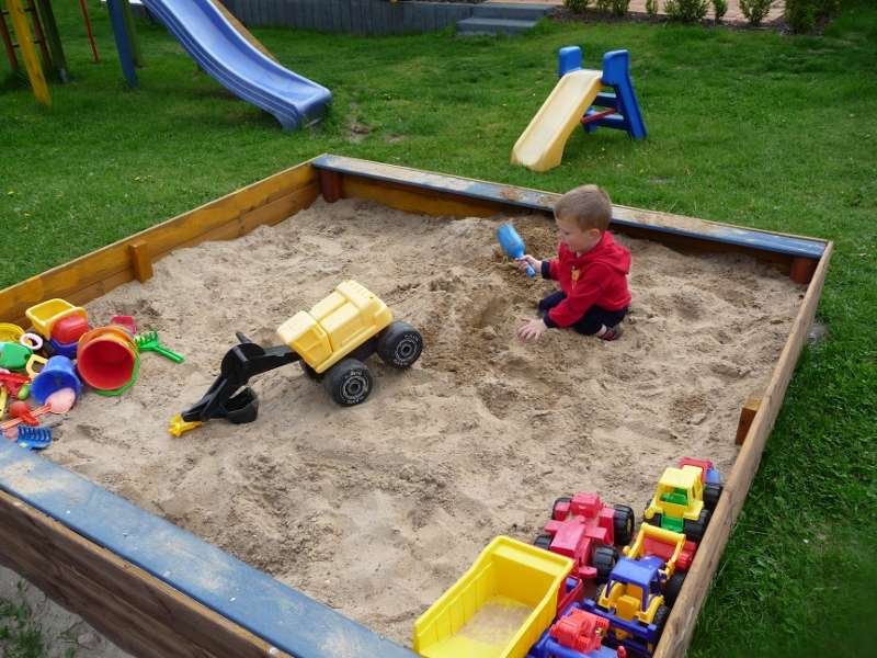 Sandkasten mit Buddelzeug