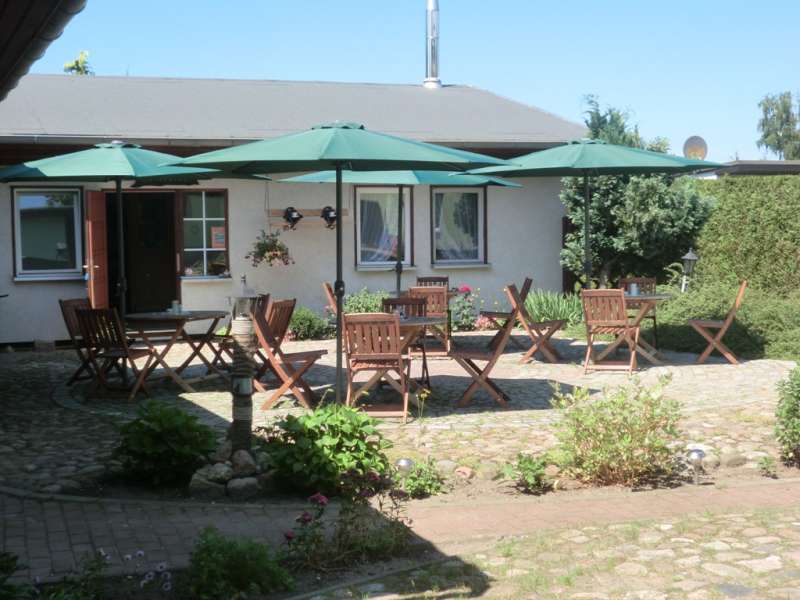 Terrasse mit Gartenmöbel