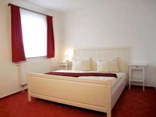 Schlafzimmer mit Doppelbett