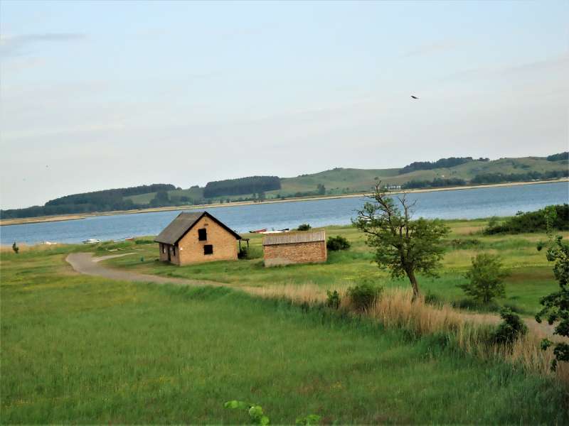 Weg und Blick zum Naturstrand