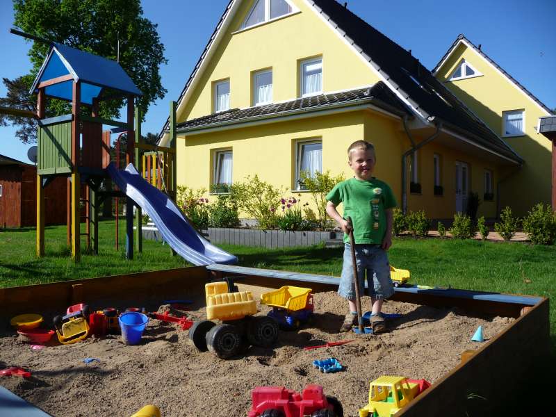 Sandkasten mit Buddelzeug