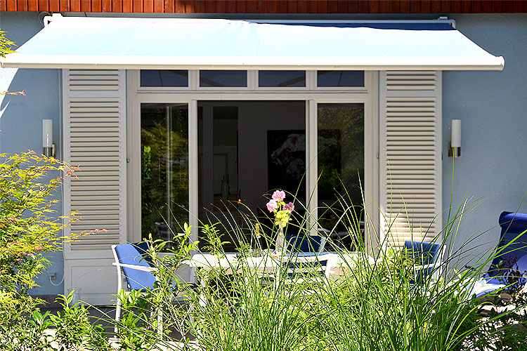 Eine Terrasse mit Gartenmöbel