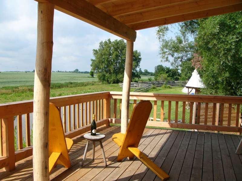 Terrasse mit Blick auf Teich