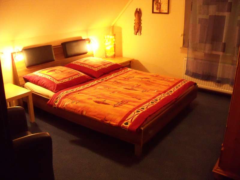 Schlafzimmer mit Doppelbett