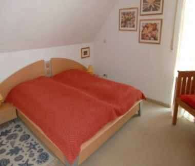 1.Schlafzimmer rote Tagesdecke